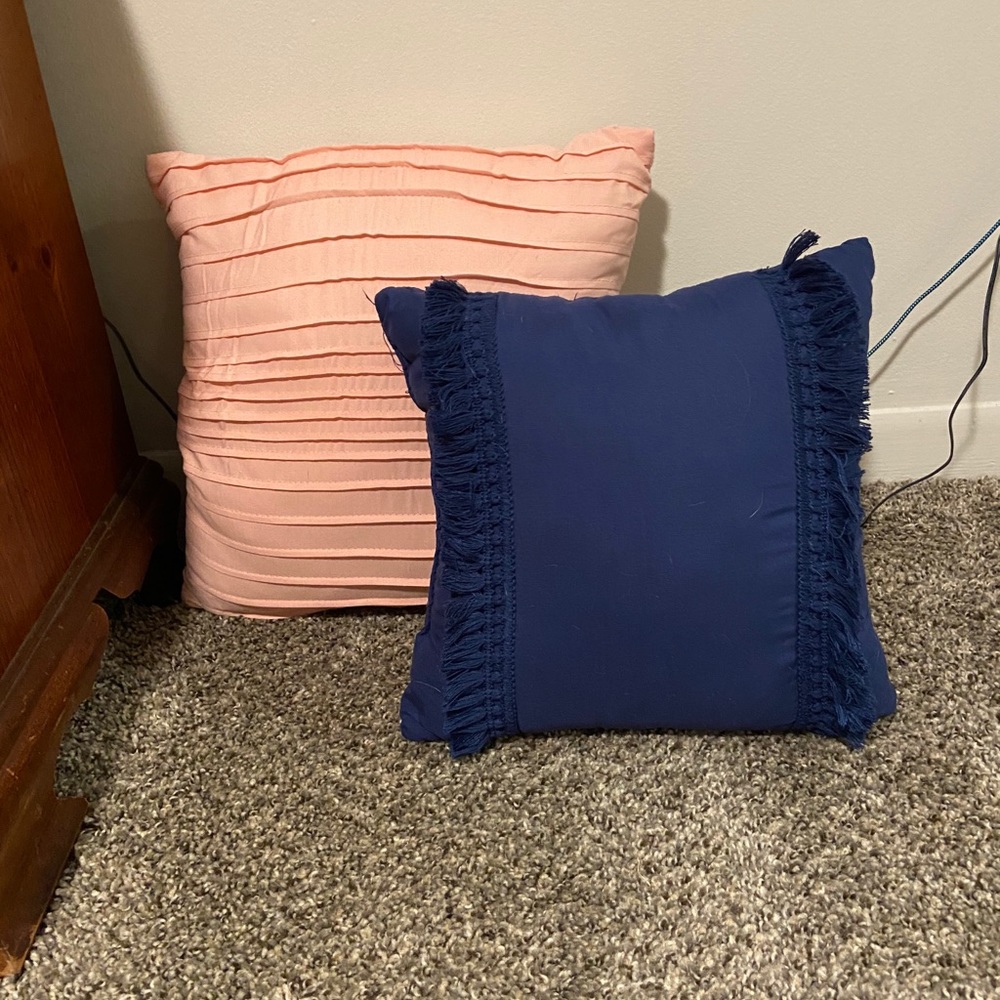 Throw pillows - Picture 3 of 3